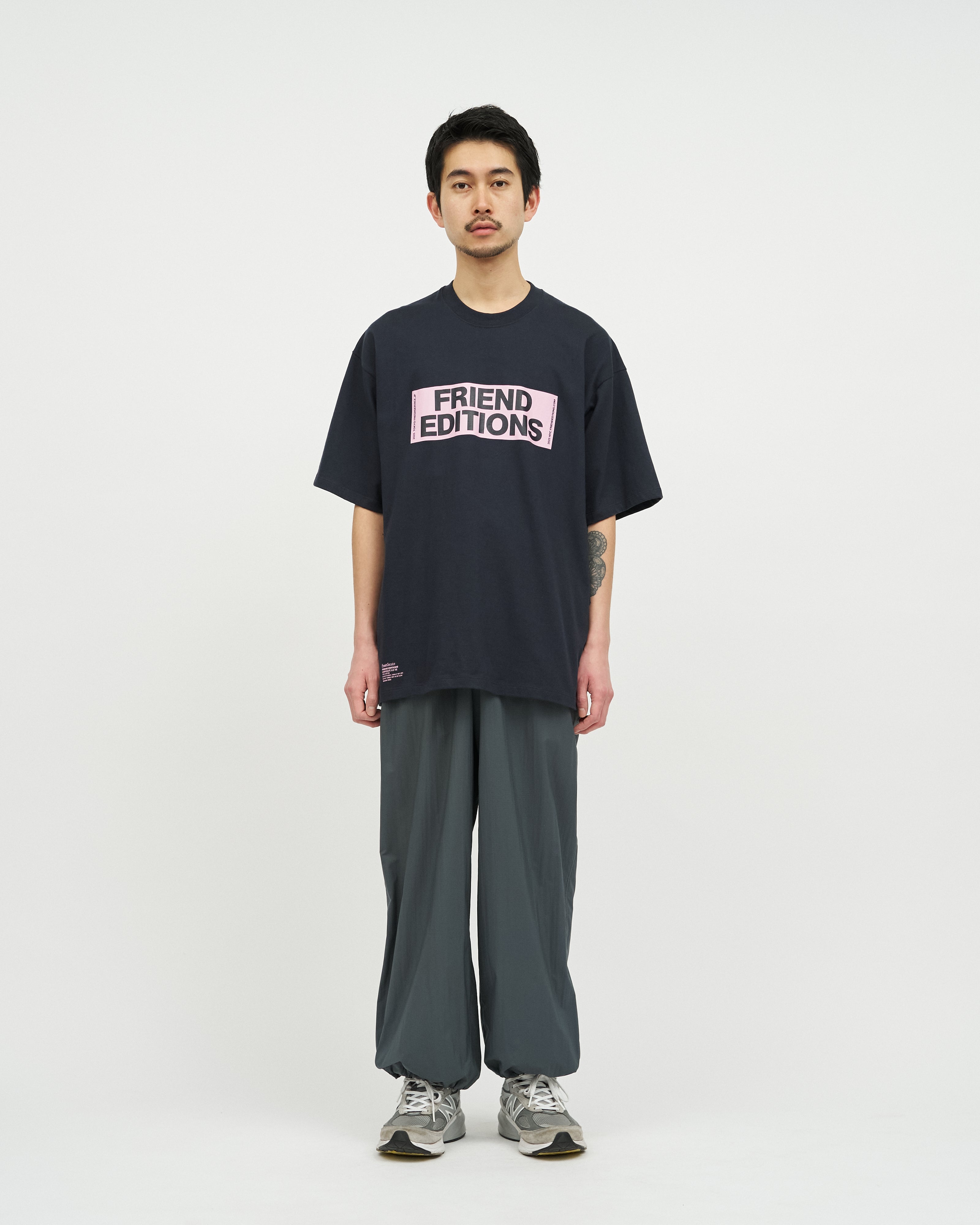 FRIEND EDITIONS CORPORATE S/S TEE ”STICKER” – FreshService