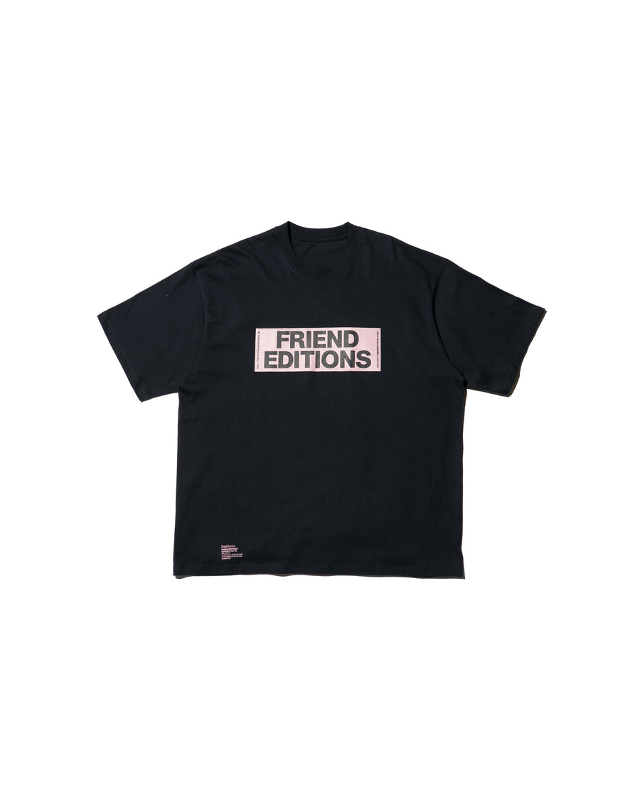FRIEND EDITIONS CORPORATE S/S TEE ”STICKER” – FreshService