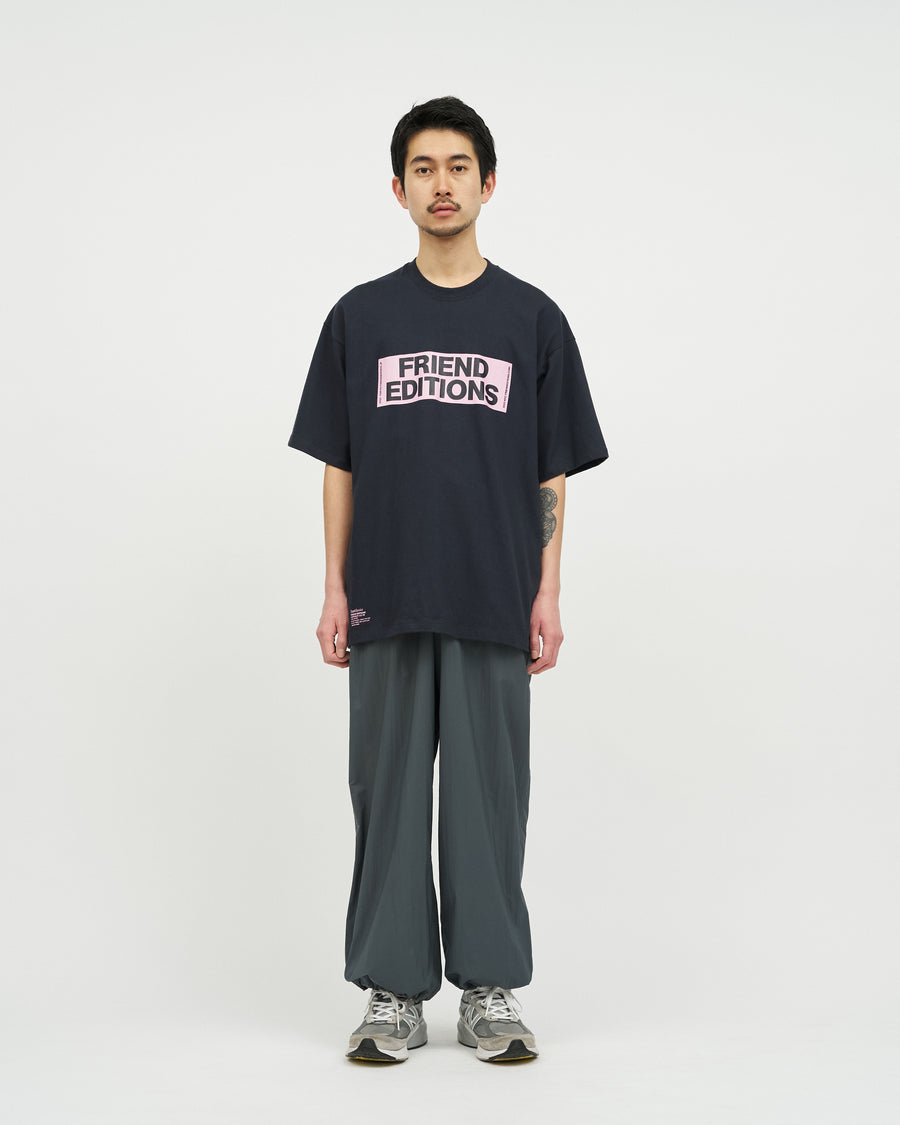 FRIEND EDITIONS CORPORATE S/S TEE ”STICKER” – FreshService