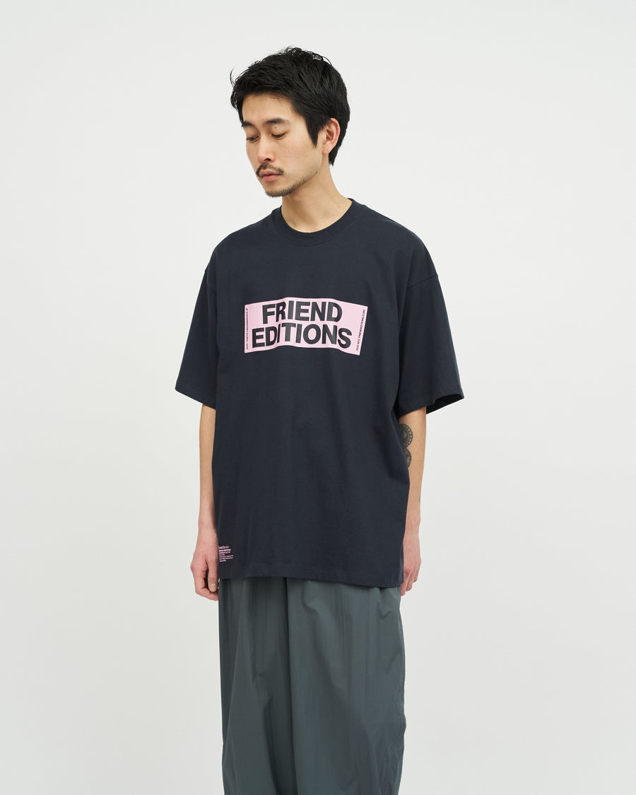 FRIEND EDITIONS CORPORATE S/S TEE ”STICKER” – FreshService
